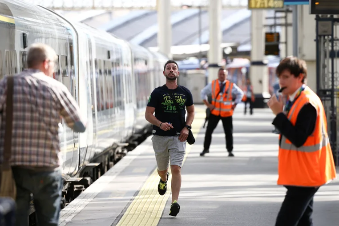 Segunda jornada de la huelga ferroviaria más masiva de las últimas tres décadas en el Reino Unido