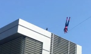 EN VIDEO: Un truco de Spider-Man que terminó mal y causó muchas risas en parque de Disney