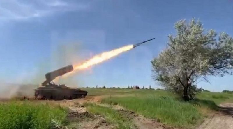 EN VIDEO: Lanzador de cohetes termobáricos ruso abre fuego y las armas ucranianas responden un minuto después