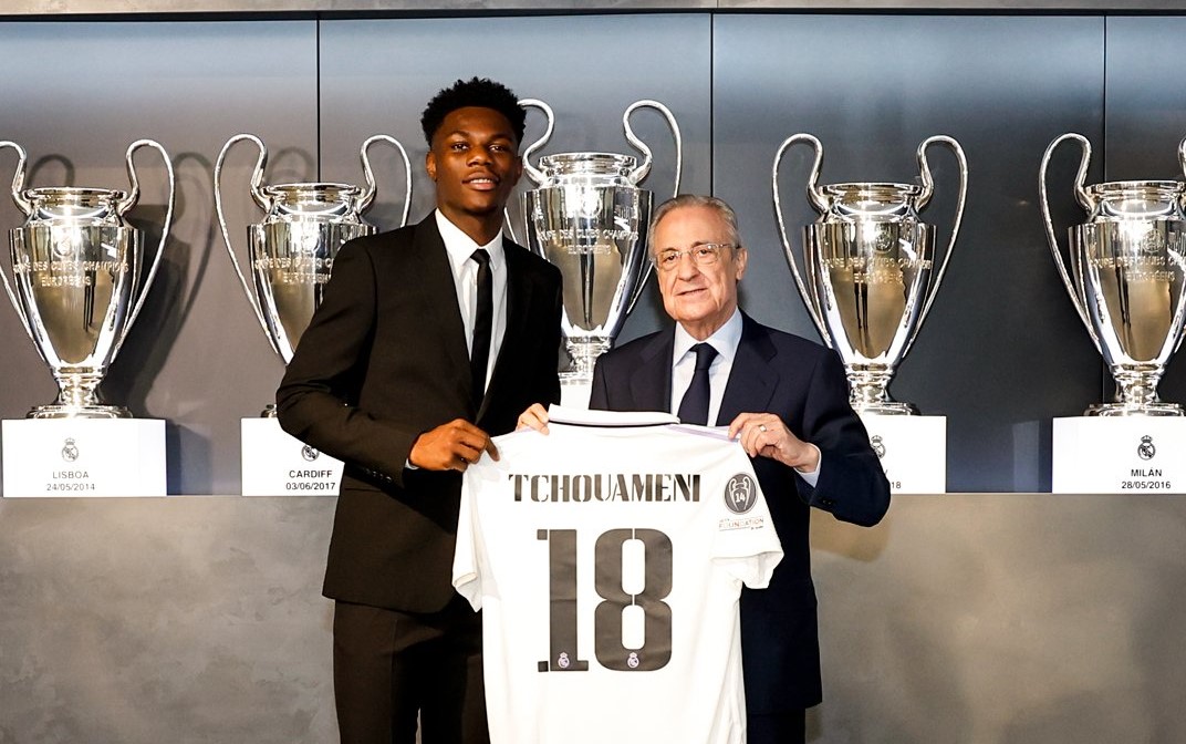 Tchouaméni firma su contrato con el Real Madrid: hereda la 18 de Bale y posa con las 14 Champions (Imágenes)