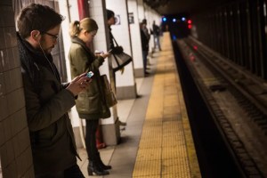 Presintió su muerte pero no la evitó: Falleció al caer en las vías del metro de Manhattan