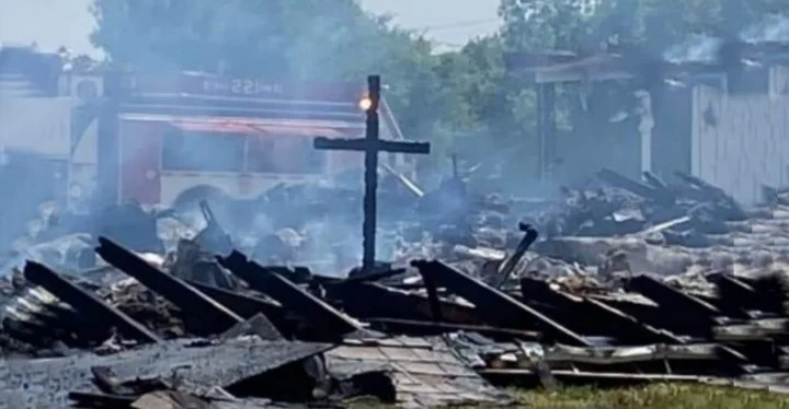 Incendio y ¿milagro?: Cruz “sobrevivió” de pie al fuego que destruyó una iglesia en Texas