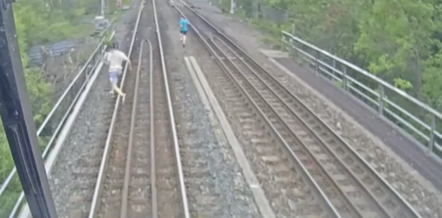 Por poco termina en tragedia: dos niños se salvaron de ser arrollados por un tren en Canadá (VIDEO)