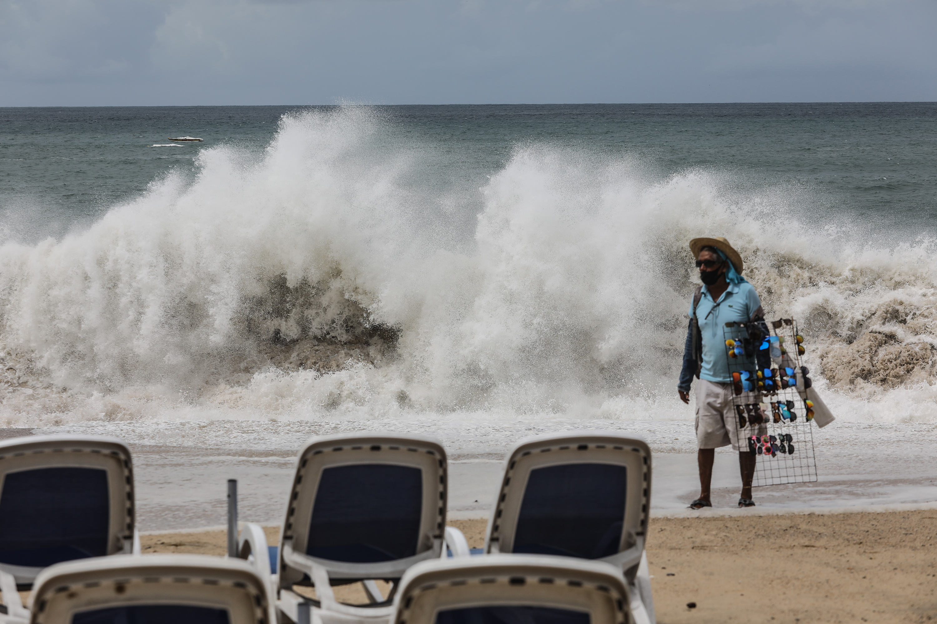 Bonnie se convierte en “gran huracán” y se aleja de costas del Pacífico mexicano