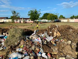 El sueño del fútbol infantil en San Félix emerge entre la basura… porque no hay dónde entrenar (Imágenes)