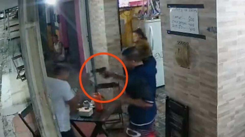 IMÁGENES fuertes: Sin pudor le robó el arma a un guardia y lo ejecutó a la vista de todos