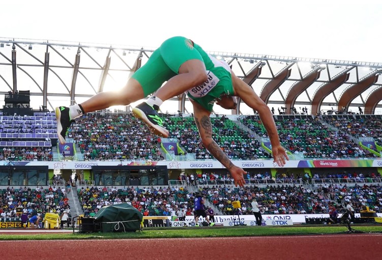 EN IMÁGENES: la inédita técnica de un atleta al lanzar la jabalina que deslumbró a todos en el Mundial de atletismo