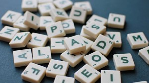 El Scrabble en crisis: prohibieron 400 palabras por considerarlas ofensivas y estalló la polémica