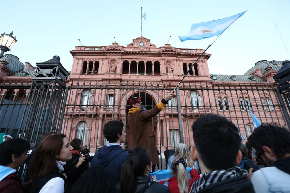 Miles empujaron rejas de la Casa Rosada para exigir respuestas a Alberto Fernández (Video)