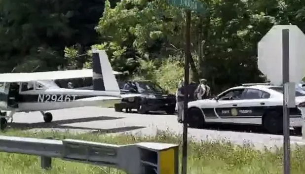 Temerario piloto realizó un aterrizaje de emergencia en una autopista de EEUU tras una falla en el motor (VIDEO)