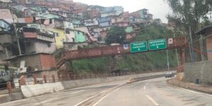 Restituyen tránsito vehicular en la carretera Panamericana tras hundimiento generado por colapso de tubería
