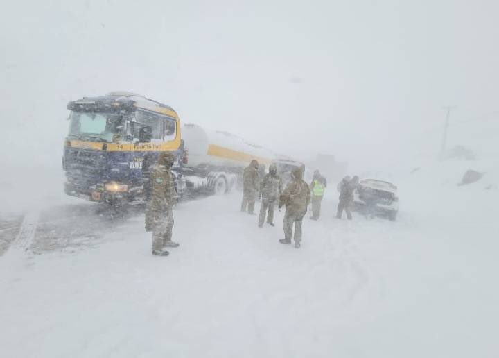 “No queda agua ni comida”: el drama de los conductores varados en la frontera entre Argentina y Chile a 20 grados bajo cero (VIDEOS)