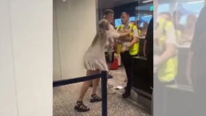 ¡Fatal! Pareja golpeó a guardias de seguridad por no dejarlos abordar un avión (VIDEO)