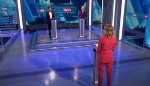 El momento cuando debate entre los candidatos del Reino Unido se interrumpió por el desmayo de la presentadora (VIDEO)