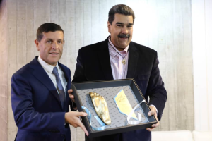 Fetiche de mal gusto: Maduro recibió réplica del pie izquierdo de Maradona