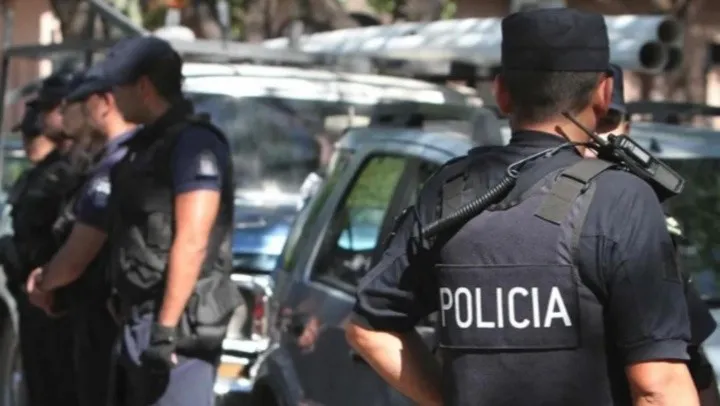 Falsos policías irrumpieron en una fiesta en Argentina y tomaron de rehenes a diez personas