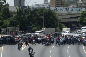 Docentes retan al chavismo y salen de la UCV para protestar en la autopista (Imágenes)