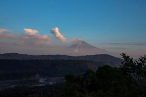 Advierten sobre la posible caída de ceniza volcánica en dos provincias de Ecuador