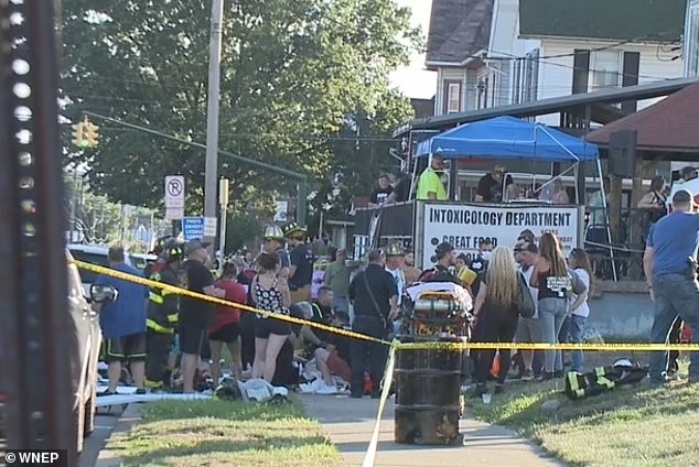 Horror en Pensilvania: Un muerto y 17 heridos luego de que un auto atropellara a una multitud