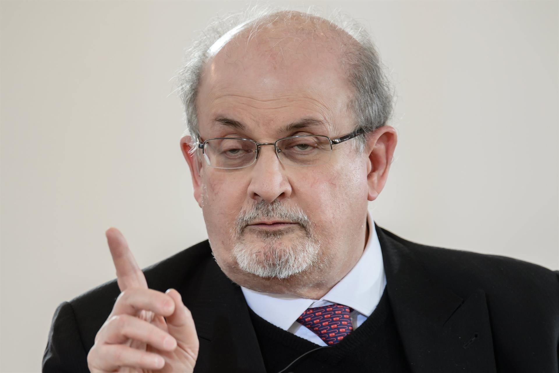 Irán culpa a Salman Rushdie del ataque que sufrió, y rechaza toda responsabilidad