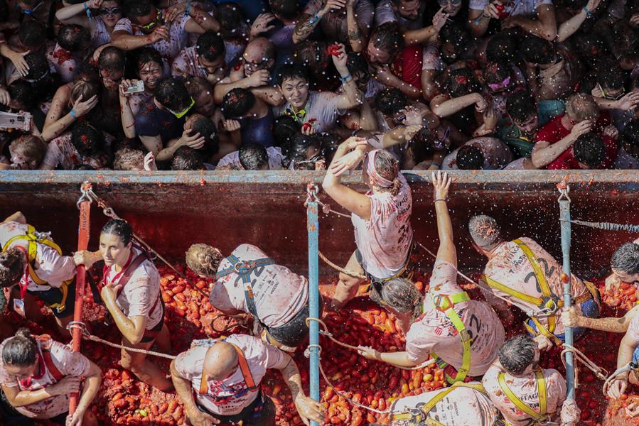 La localidad española de Buñol se viste de rojo en su “tomatina” más esperada