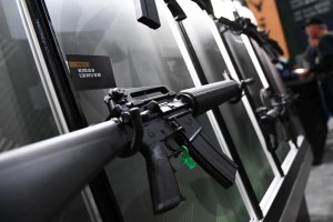 En condado de Carolina del Norte, las escuelas tendrán un rifle de asalto para defenderse de tiroteos