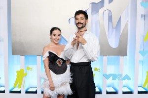 Los “piratas del Caribe” asistieron a los MTV VMAs: Las duras críticas que recibieron Camilo y Evaluna por su look