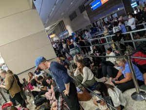 Caos en el aeropuerto de Las Vegas: Falsa alarma de un tirador activo puso a todos a correr