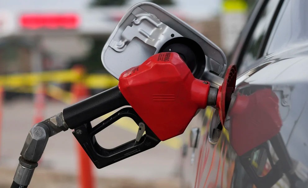 La gasolina promedio en EEUU baja finalmente de 4 dólares por galón tras cinco meses