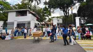 Los maestros tachirenses se “alebrestaron” y llevaron una urna a la residencia de Bernal (Imágenes)