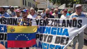 EN IMÁGENES: pensionados de Vargas piden intervención del papa Francisco ante una precaria situación económica #26Ago