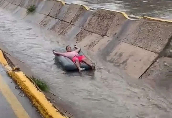EN VIDEO: Se tiró a un arroyo en un colchón inflable y el agua “se lo tragó”