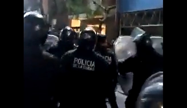 Entre insultos y empujones, policías le impidieron al diputado Máximo Kirchner ingresar al domicilio de su madre (VIDEO)