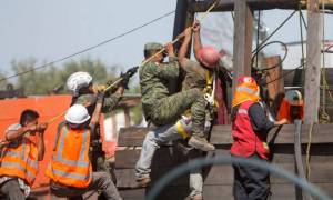 México indemnizará a familias de mineros atrapados y continuarán con el operativo de rescate