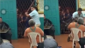 Pastor le pegó tremendo sillazo a un anciano en la cabeza (VIDEO)