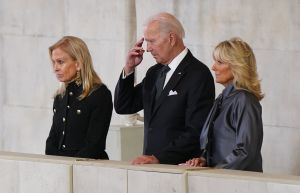 EN VIDEO: Joe Biden y su esposa asistieron a la capilla ardiente de la reina Isabel II