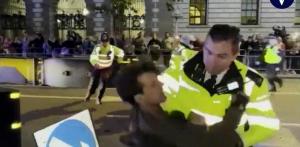 La Policía derriba en Londres a un patinador que atravesaba la comitiva del rey Carlos III (VIDEO)