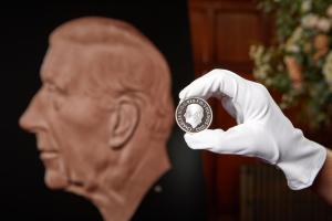 Comienza a acuñarse la primera moneda con la imagen del rey Carlos III