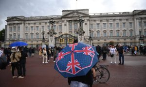 La confidente y diseñadora de la reina Isabel II, sin trabajo: los despidos también llegaron al Palacio de Buckingham
