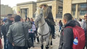 ¡Insólito! Senador colombiano ingresó a caballo a la sede del Congreso (Videos)