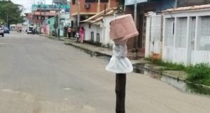 Alcantarilla sin tapa acompañada de bote de agua tiene más de cinco años en plena calle de San Fernando de Apure