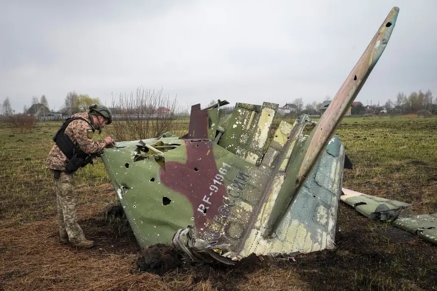 Imágenes dramáticas: Avión de combate ruso es derribado mientras ucranianos montan contraofensiva (VIDEO)