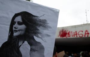 El conmovedor homenaje de artista iraní a Mahsa Amini y a las mujeres que protestan contra el régimen islámico