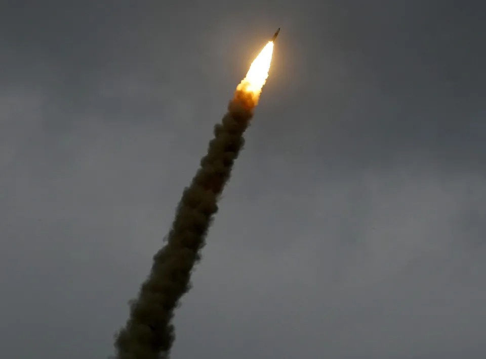 ¿Karma? Lanzamiento de misil ruso sale mal y golpea a un distrito de Rusia (VIDEOS)