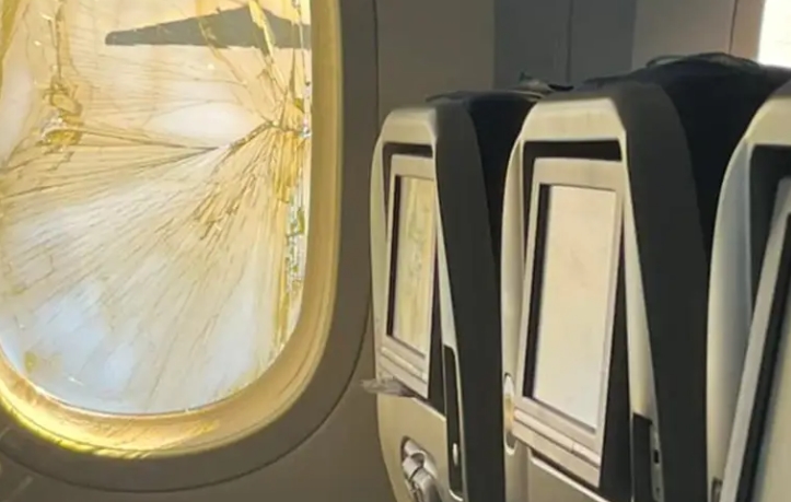 Pasajeros entran en pánico después de que una ventana del avión se rompe en pleno vuelo (VIDEO)