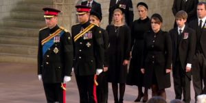 Harry volvió a usar su uniforme militar, en la vigilia de los nietos de la reina Isabel II