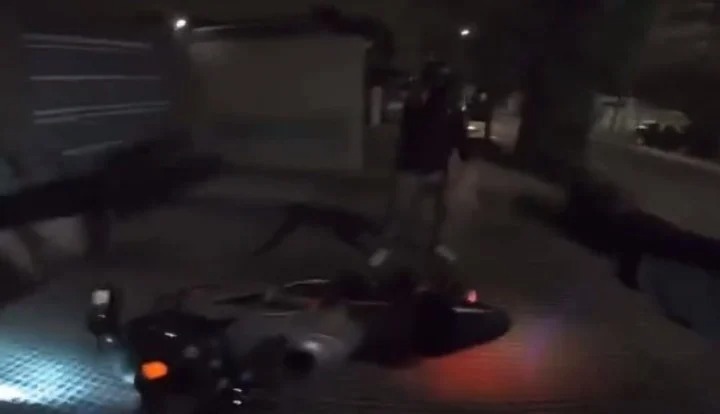 “Llévatela, toda tuya”: El desesperado grito de un youtuber que grabó cuando le robaban la moto (VIDEO)