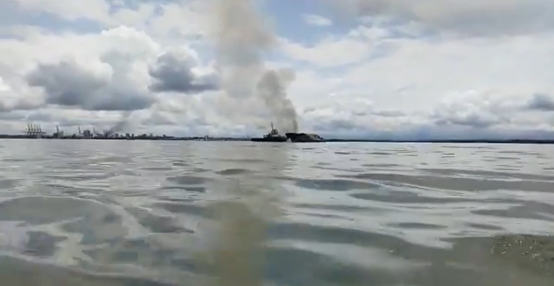 Un buque venezolano incendiado en Colombia se hunde y derrama combustible (Video)