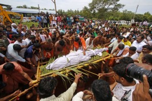 Funerales religiosos en India por un cocodrilo “vegetariano” y “divino” (Fotos)