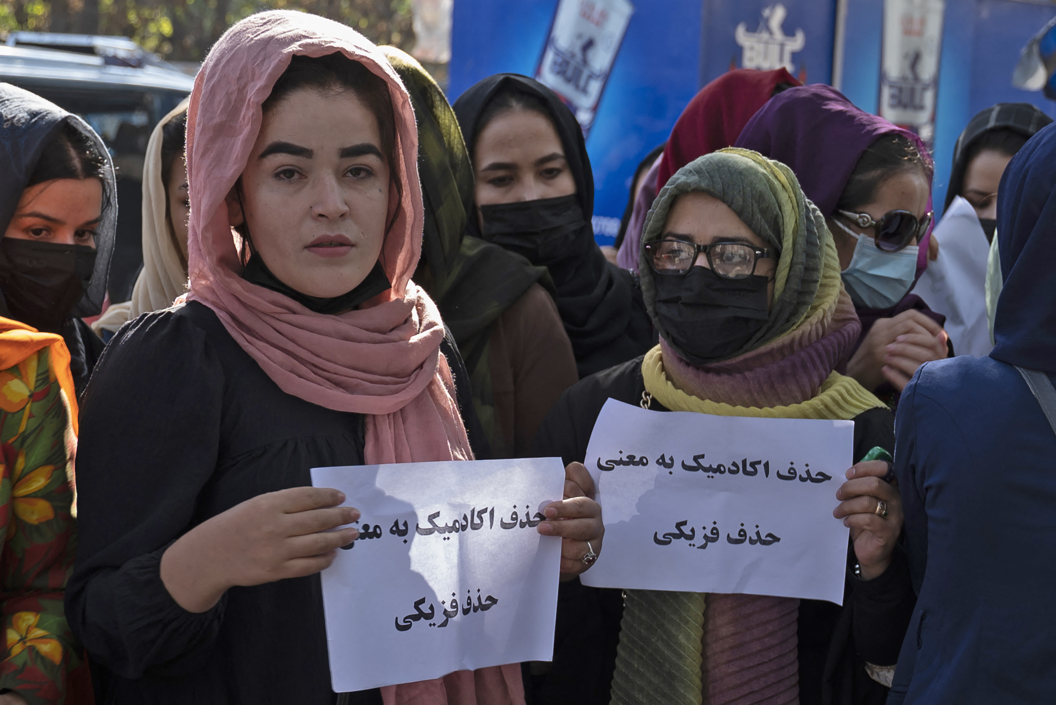 Afganas protestan contra la expulsión de estudiantes de una residencia universitaria en Kabul